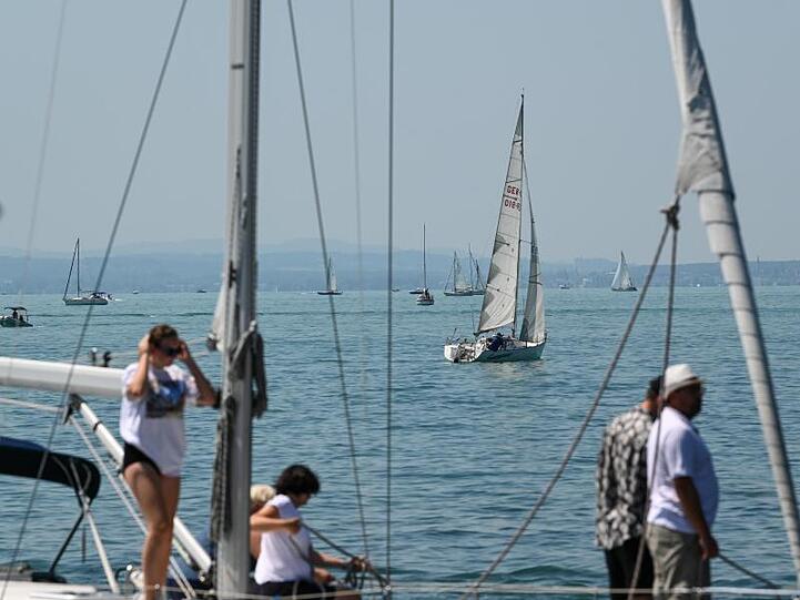 Mehrere Segelboote segeln vor Gohren auf dem Bodensee. Deutlich über die 30-Grad-Marke kletterte das Thermometer im Bodenseekreis.