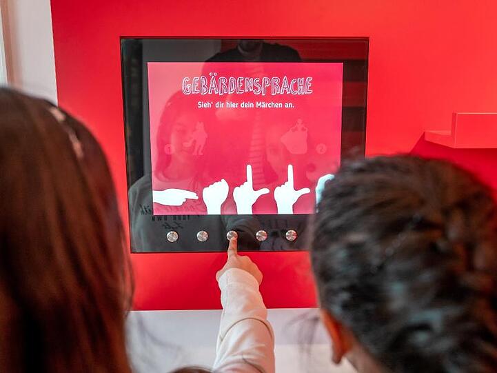 Im Brüder-Grimm-Museum können sich die jungen Besucher die Märchen "Dornröschen" und "Der gestiefelte Kater" auch in Gebärdensprache ansehen.