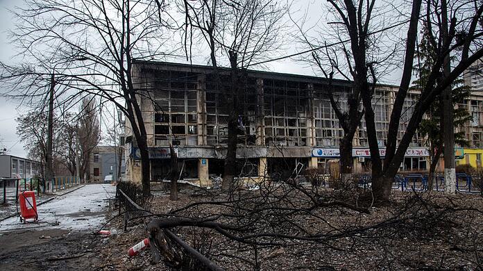 Ein zerstörtes Gebäude an der Stelle, an der eine russische Rakete einen Fernsehturm in Kiew getroffen hat. Ein zerstörtes Gebäude an der Stelle, an der eine russische Rakete einen Fernsehturm in Kiew getroffen hat.