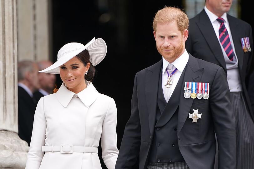 Obwohl sich Prinz Harry und Herzogin Meghan vom britischen Königshaus abgewendet haben, muss sich ihr Sohn Archie an royale Regeln halten – weil er Thronfolger ist. Klicken Sie hier durch die britischen Thronfolge.