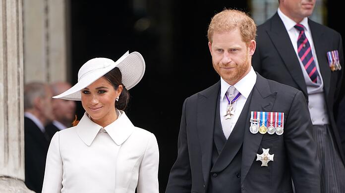 Obwohl sich Prinz Harry und Herzogin Meghan vom britischen Königshaus abgewendet haben, muss sich ihr Sohn Archie an royale Regeln halten – weil er Thronfolger ist. Klicken Sie hier durch die britischen Thronfolge.