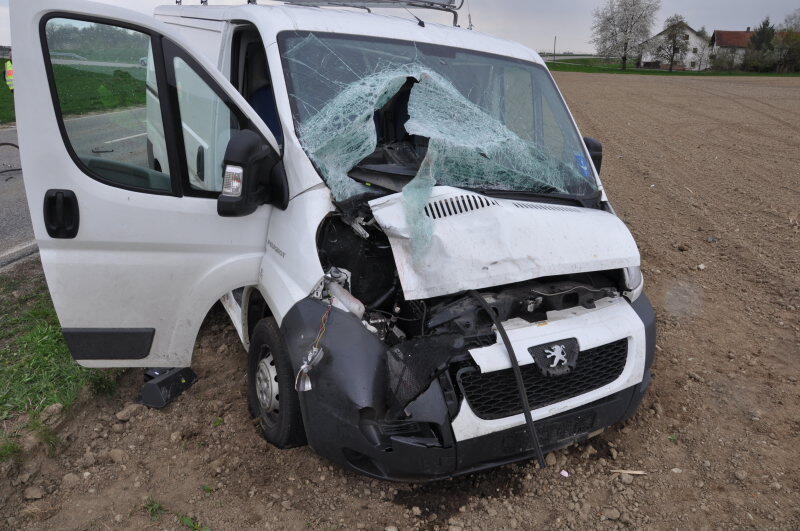 Am Mittwochnachmittag ereignete sich zwischen Erharting und Winhöring ein tödlicher Verkehrsunfall. Ein Radfahrer wurde von einem Kastenwagen frontal erfasst und stirbt noch an der Unfallstelle.