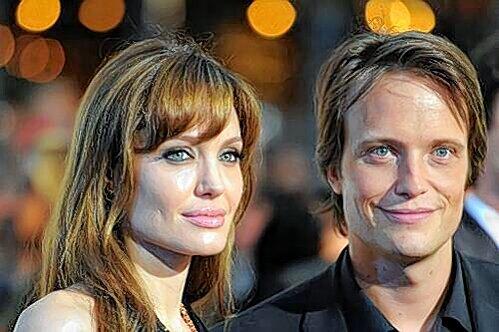 August Diehl mit Angelina Jolie auf dem roten Teppich vor der Berliner Premiere von &bdquo;Salt&ldquo;.