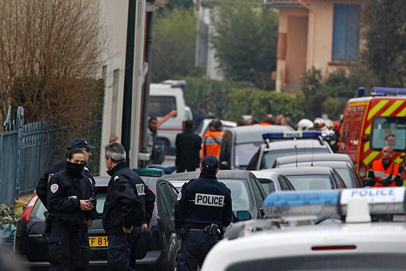 Der mutmaßliche Serienmörder von Toulouse ist nach Angaben von Präsident Nicolas Sarkozy identifiziert. Der schwer bewaffnete Verdächtige hat sich in einem Mehrfamilienhaus verschanzt, dessen Bewohner gegen Mittag evakuiert wurden.