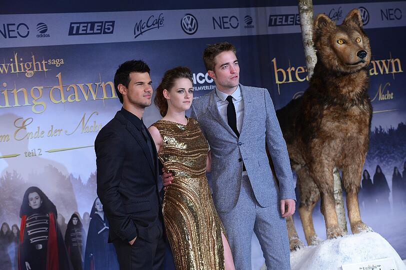 Ausnahmezustand am Freitagabend in Berlin: Bei der Premiere des letzten Teils der Twilight-Saga trafen die Stars Robert Pattinson, Kirsten Stewart, Taylor Lautner und Co. auf jede Menge kreischende und jubelnde Fans. Und zahlreiche Promis wollten sich das Kinoerlebnis ebenfalls nicht entgehen lassen. Sehen Sie hier die Bilder vom roten Teppich und lesen Sie im Text die AZ-Kritik zu "Breaking Dawn 2"...