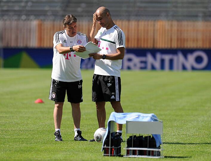 Co-Trainer Domenec Torrent(li.) und Pep GuardiolaUm 10 Uhr Morgens standen die Profis des FC Bayern schon auf dem Trainingsgelände in Riva. Heute Abend gibt's noch ein Spiel gegen eine Fanauswahl im "Paulaner Cup des Südens". Sehen Sie hier die Bilder von Tag 2.