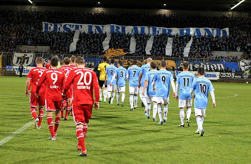Derby-Time im Grünwalder Stadion: Am Mittwochabend traf der TSV 1860 II auf den FC Bayern II: Bengalische Feuer wurden sowohl von den 1860- als auch von den Bayern-Fans abgebrannt.