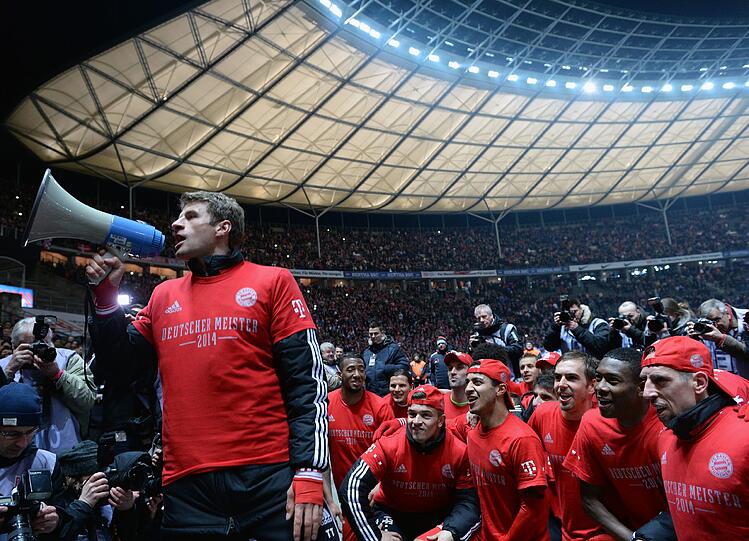 25. März 2014 &ndash; Durch ein 3:1 beim Aufsteiger Hertha BSC krönen sich die Münchner bereits sieben Spieltage vor Saisonende zum frühesten Meister der Bundesliga-Geschichte