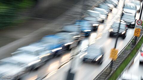 Dicke Luft: Der Verkehr staut sich - wie so oft - auf dem Mittleren Ring auf Höhe des Isarrings.