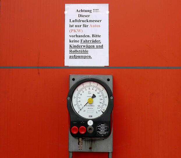 ... wäre das nicht das Schild: Die Luftpumpe ist nämlich eigentlich nur für Autos - eigentlich. Die Mitarbeiter der Tankstelle sind nicht so streng. Andere Kunden hingegen schon.