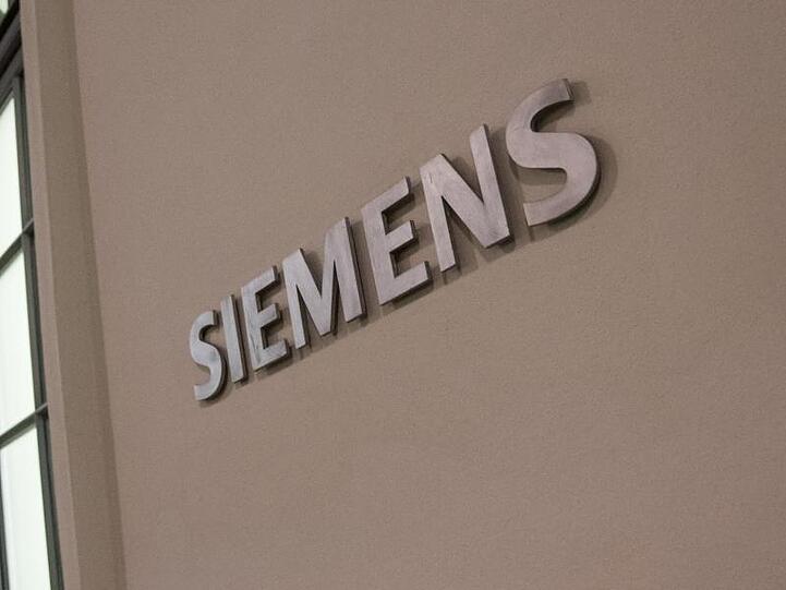 Das Logo der Siemens AG ist an einem Gebäude in München zu sehen. Foto: Amelie Geiger/Archiv