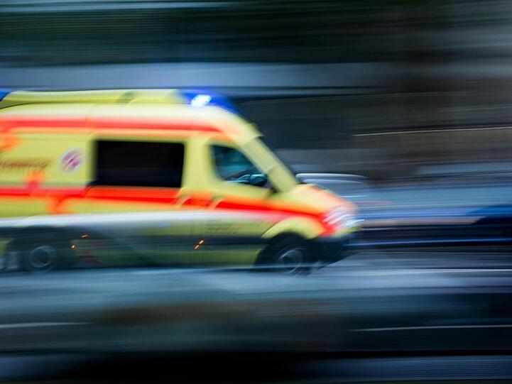 Ein Rettungswagen im Einsatz. Foto: Arno Burgi/dpa-Zentralbild/dpa/Archivbild