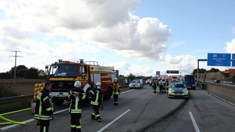 Einsatzkräfte am Ort des Unfalls auf der Autobahn 66.