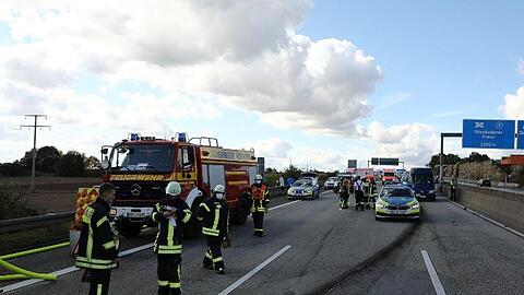Einsatzkräfte am Ort des Unfalls auf der Autobahn 66.