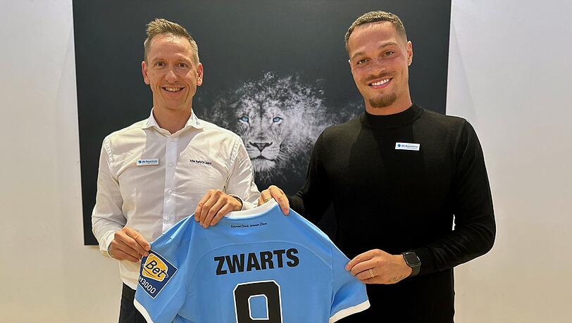 Joel Zwarts, hier mit TSV-1860-Geschäftsführer Marc-Nicolai Pfeifer, wird künftig für die Löwen auflaufen.