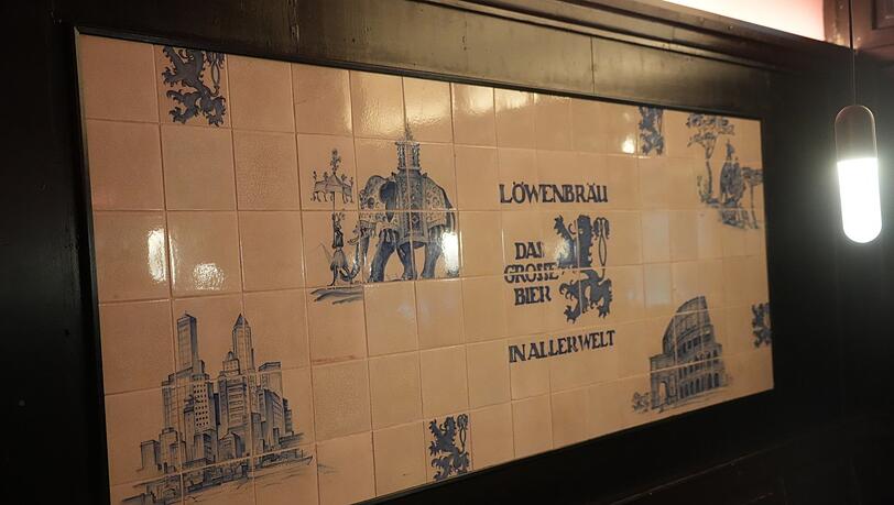 Diese alte Kachelwand haben die Arbeiter unter einer Verkleidung entdeckt und wieder freigelegt.