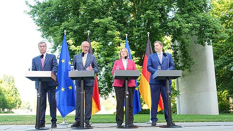 Die Koalition sei handlungsf&auml;hig und in der Lage das Land aus der Krise zu f&uuml;hren - auch diese Botschaft wollten die Spitzen von Union und SPD bei ihrer Pressekonferenz setzen.