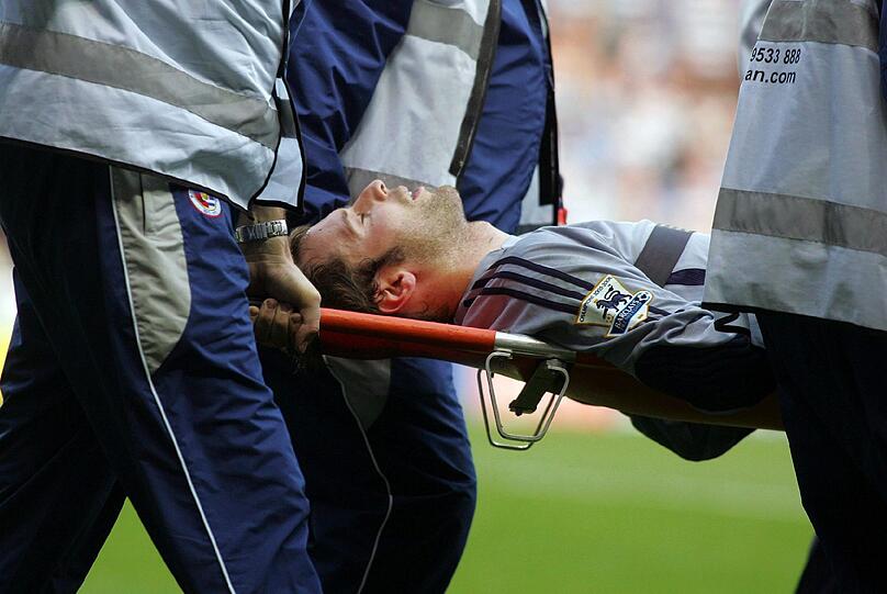 Beim Fußball setzen sich vor allem die Torhüter regelmäßig großen Risiken aus. Der tschechische Weltklasse-Keeper Petr Cech vom FC Chelsea zog sich 2006 bei einem Zusammenstoß mit Gegenspieler Stephen Hunt vom FC Reading einen Schädelbasisbruch zu.