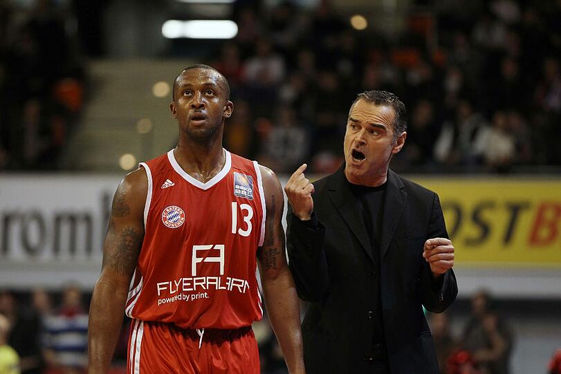 Je'Kel Foster und FC-Bayern-Trainer Dirk Bauermann.