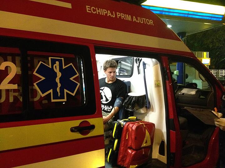 Nach dem Angriff muss Viktor Gebhart von "Animals United" im Krankenwagen behandelt werden.