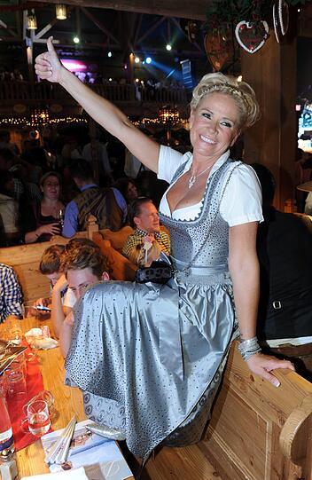 Claudia Effenberg feiert im Weinzelt ihren Geburtstag.