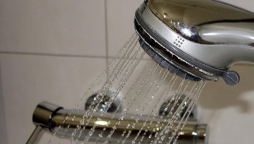 Nicht immer kommt aus der Dusche auch Wasser. Nicht immer kommt aus der Dusche auch Wasser.