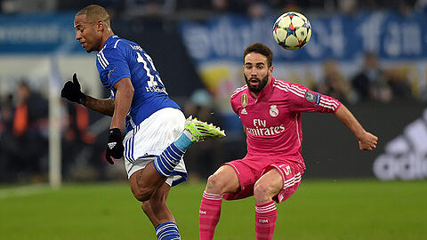 Dennis Aogo vom FC Schalke 04 (links) und Dani Carvajal von Real Madrid im Hinspiel des Champions-League-Achtelfinales.