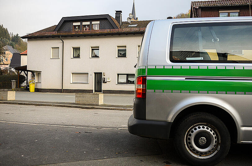 Die Ermittlungen dauern weiter an. Noch immer suchen die Ermittler nach der früheren Bewohnerin (45) des Hauses.