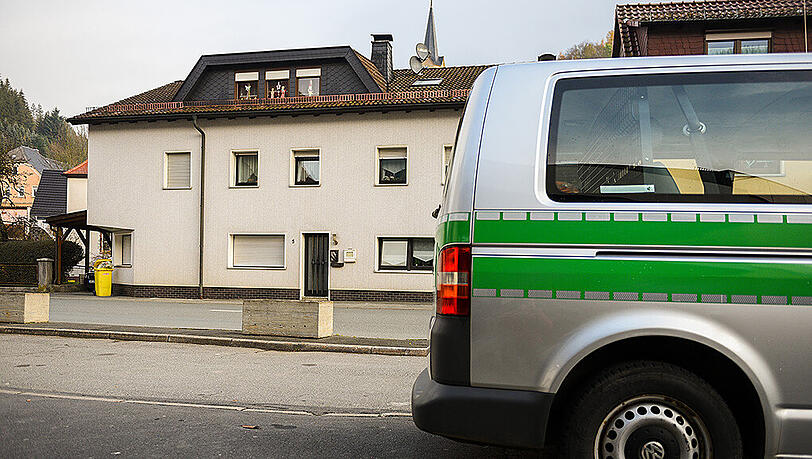 Die Ermittlungen dauern weiter an. Noch immer suchen die Ermittler nach der früheren Bewohnerin (45) des Hauses. Die Ermittlungen dauern weiter an. Noch immer suchen die Ermittler nach der früheren Bewohnerin (45) des Hauses.