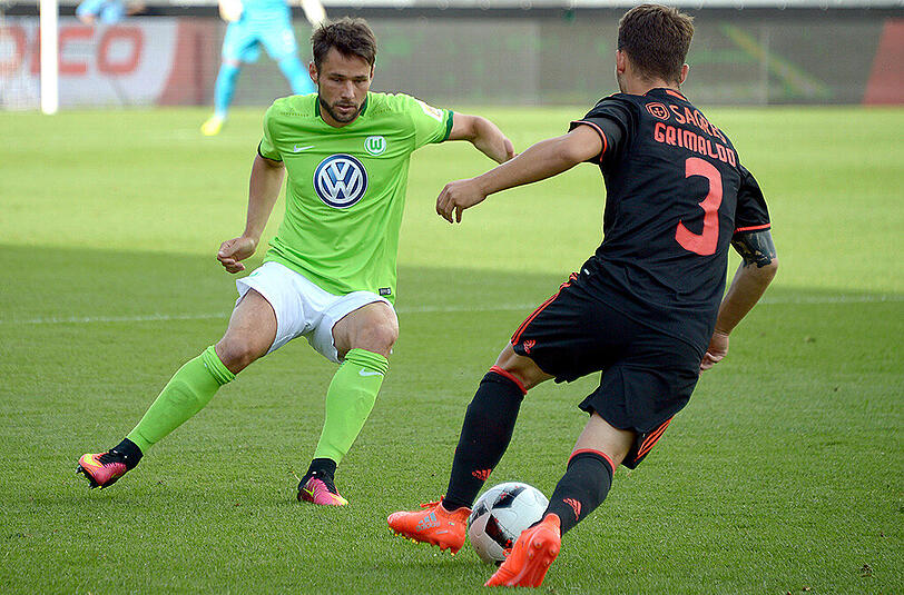 5. VfL Wolfsburg: Ein guter fünfter Platz für das in fast neonfarbenem Grün bestechende ansonsten sehr cleane Trikot! Einzige Akzente sind die dunkelgrünen Abschlüsse an den Ärmeln und am V-Ausschnitt und das große Sponsorenlogo auf der Brust. Materialmix ist hier angesagt. Frischer, auch in Kombination mit den weißen Shorts und Stutzen, geht es kaum noch.