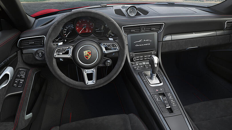 Das Interieur der neuen GTS-Modelle ist mit reichlich Alcantara versehen.