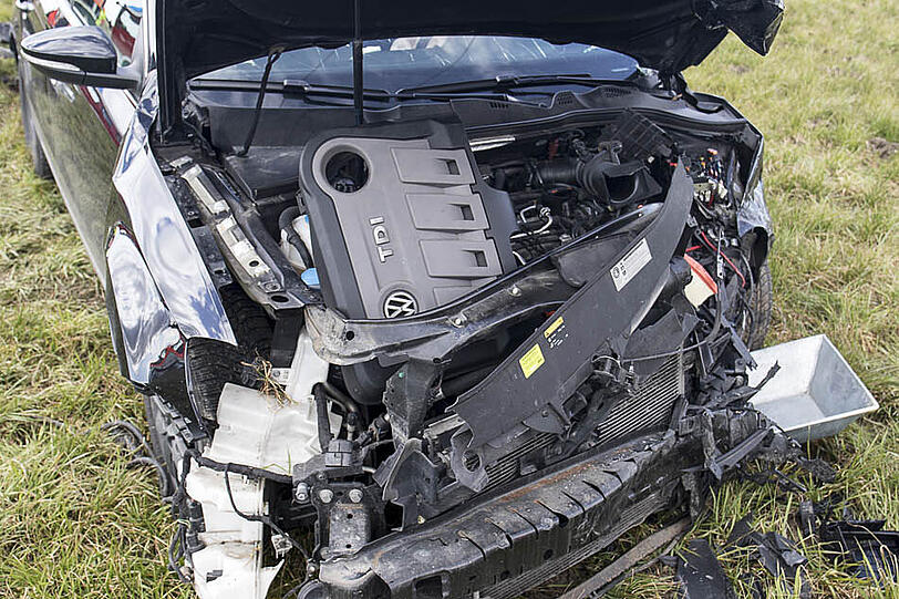 Die Bilder vom Kreuzungscrash bei Tittmoning mit insgesamt vier Verletzten.