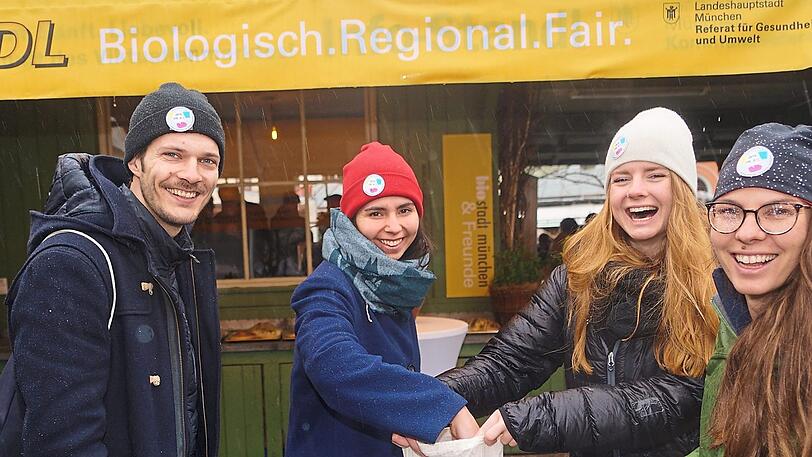Sie engagieren sich für Bio und die Umwelt: Simon Steiner, Stefanie Höpler, Svenja Hübinger, Johanna Koch (v.l.) vom Umweltschutz-Verein Rehab Republic und "Einmal ohne bitte", einem Label, das für müllfreies Einkaufen wirbt.