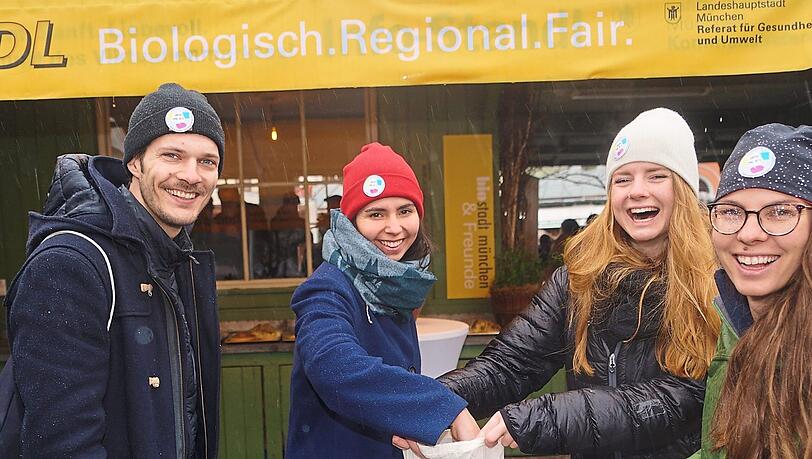Sie engagieren sich für Bio und die Umwelt: Simon Steiner, Stefanie Höpler, Svenja Hübinger, Johanna Koch (v.l.) vom Umweltschutz-Verein Rehab Republic und "Einmal ohne bitte", einem Label, das für müllfreies Einkaufen wirbt.