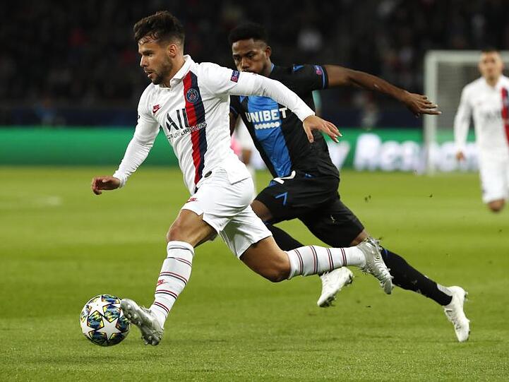 PSG-Spieler Juan Bernat (l) behauptet sich gegen Emmanuel Dennis vom FC Brügge.
