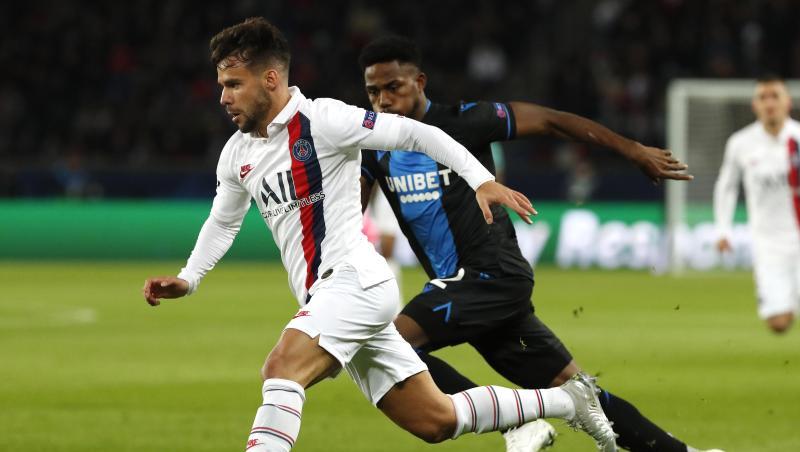 PSG-Spieler Juan Bernat (l) behauptet sich gegen Emmanuel Dennis vom FC Brügge. PSG-Spieler Juan Bernat (l) behauptet sich gegen Emmanuel Dennis vom FC Brügge.