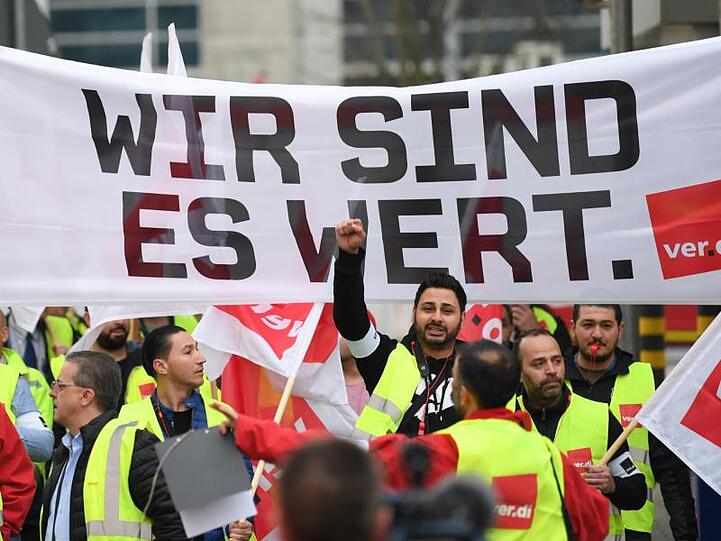 Für das Sicherheitspersonal an den deutschen Flughäfen gibt es eine Tarifeinigung. Foto: Arne Dedert/Archiv