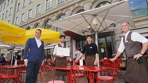 Stephan Meier (l.) mit seinen Mitarbeitern Ciro Soria, Chi Nguyen und Muhamed Krasniqi. Oberkellner Mohamed Krasniqi (48) hat 1988 als Tellerwäscher begonnen.