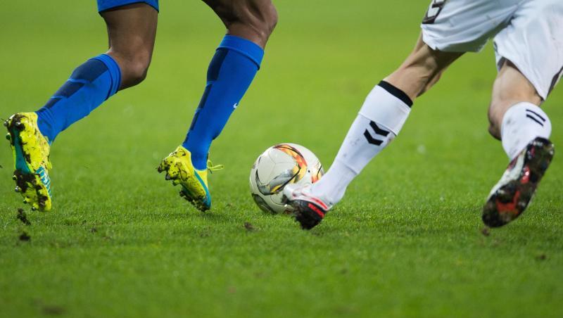 Zwei Fußballer kämpfen um einen Ball.