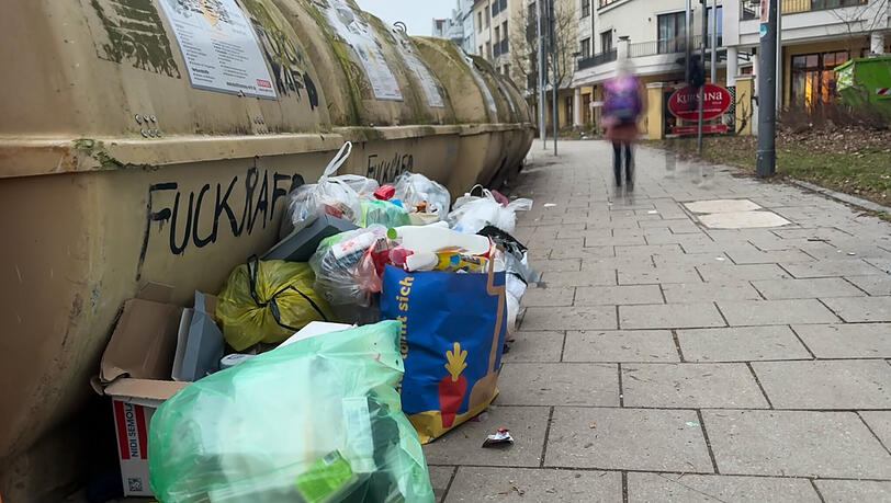 Zu wenige Münchner trennen ihren Müll. Trotzdem sind die Wertstoff-Container oft heillos überfüllt.