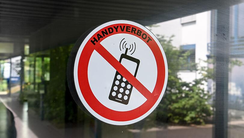 Die Handynutzung an Bayerns Schulen wird wieder versch&auml;rft. Vor der achten Klasse sind Handys und Smartphones bald wieder generell verboten. (Symbolbild)