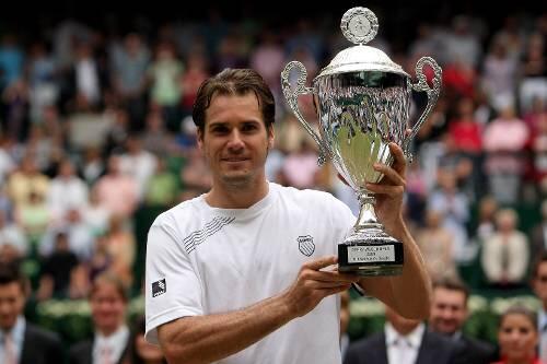 Präsentiert die Siegestrophäe: Deutschlands Tennis-Ass Tommy Haas.