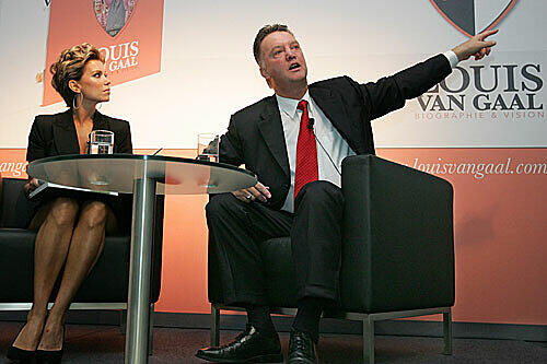 Der Trainer des FC Bayern Muenchen, Louis van Gaal, und die Moderatorin Sylvie van der Vaart auf der Buchmesse in Frankfurt
