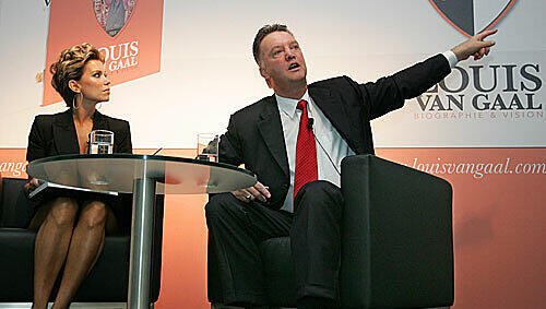 Der Trainer des FC Bayern Muenchen, Louis van Gaal, und die Moderatorin Sylvie van der Vaart auf der Buchmesse in Frankfurt Der Trainer des FC Bayern Muenchen, Louis van Gaal, und die Moderatorin Sylvie van der Vaart auf der Buchmesse in Frankfurt