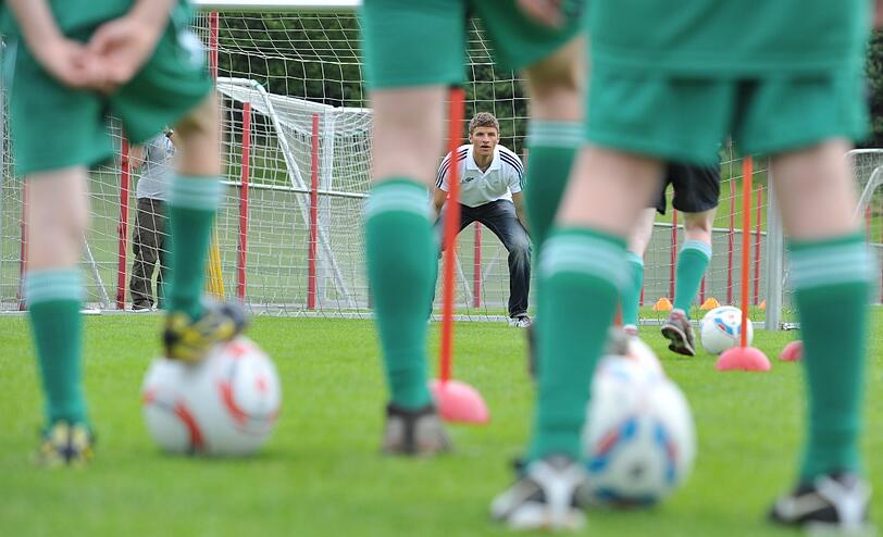 Der Fußball-Nationalspieler Thomas Müller wird als Botschafter in den nächsten Jahren das Jugendprojekt &bdquo;YoungWings&ldquo; unterstützen.