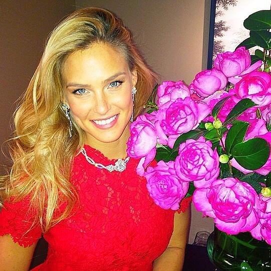 Schmuck und Blumen - was braucht eine Frau mehr um zu Strahlen: Bar Refaeli