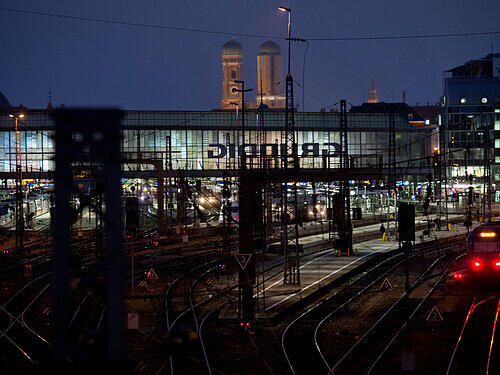 Stehende Züge am Münchner Hauptbahnhof. Mit einem aufgestockten Notfahrplan will die Bahn am Wochenende die Streikfolgen mindern.