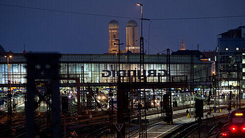 Stehende Züge am Münchner Hauptbahnhof. Mit einem aufgestockten Notfahrplan will die Bahn am Wochenende die Streikfolgen mindern. Stehende Züge am Münchner Hauptbahnhof. Mit einem aufgestockten Notfahrplan will die Bahn am Wochenende die Streikfolgen mindern.