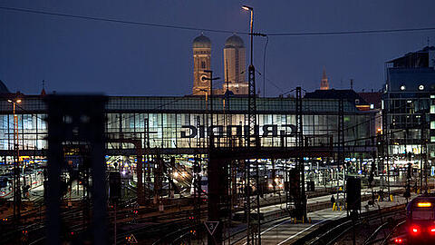 Stehende Züge am Münchner Hauptbahnhof. Mit einem aufgestockten Notfahrplan will die Bahn am Wochenende die Streikfolgen mindern.