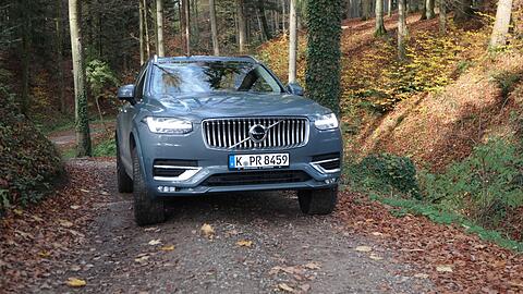 Der Volvo XC90 ist dank Allradantrieb auch auf Schotter und souverän unterwegs.